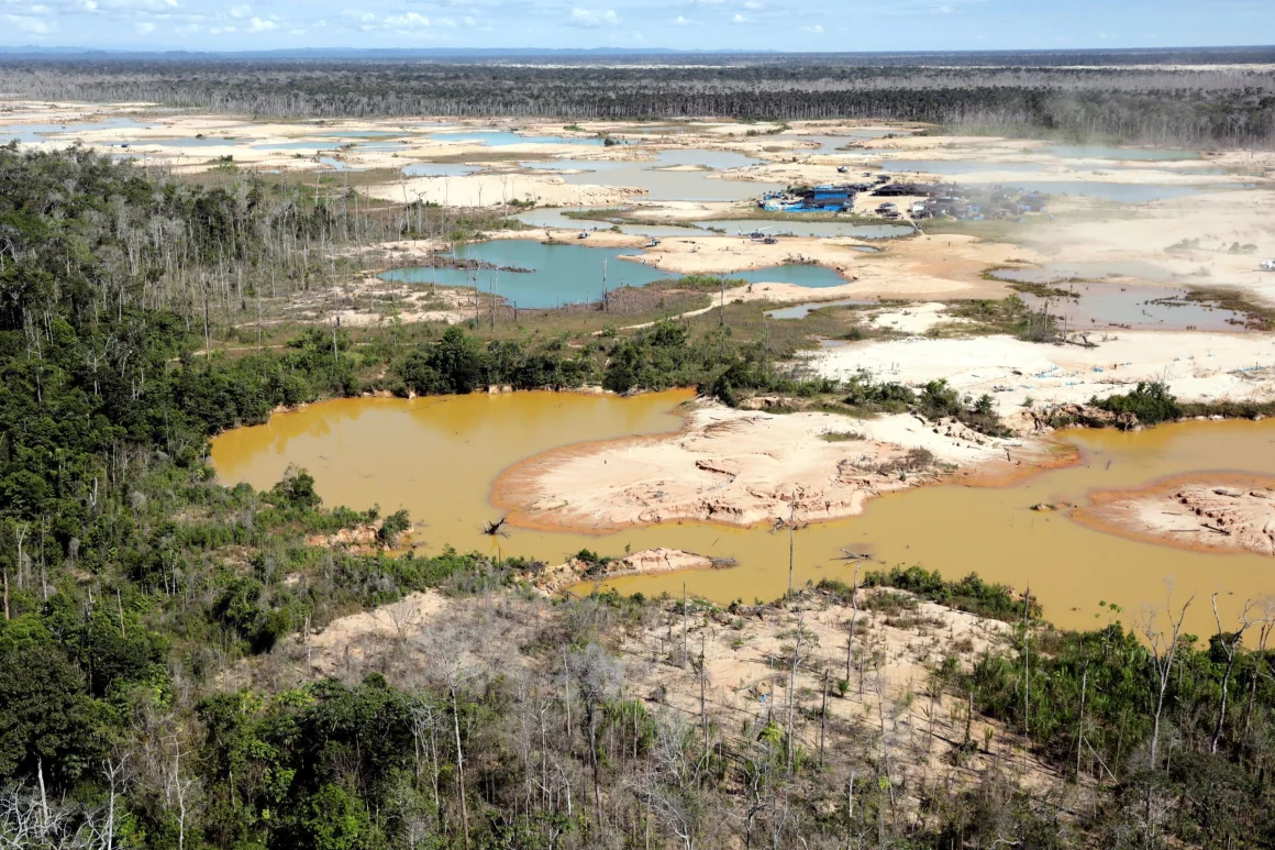 Un campo ilegal de minería de oro en Madre de Dios, Perú, fotografiado en 2019. Guadalupe Pardo/Reuters