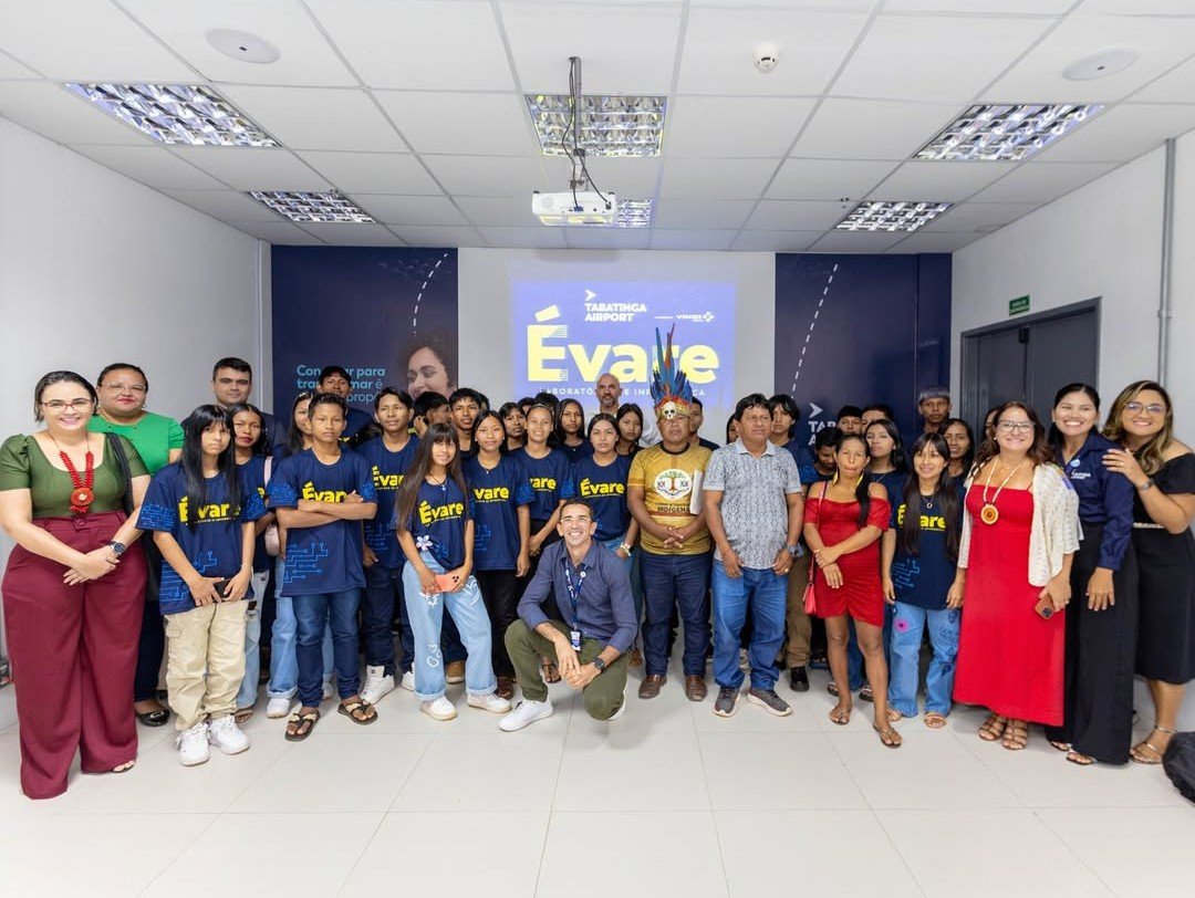 La ceremonia de graduación con jóvenes tikuna y familias.