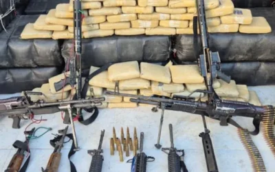 Foto: En el mismo operativo, la Armada reportó la incautación de 10 armas de largo alcance, más de 3.000 cartuchos y equipos de comunicaciones. / Armada de Colombia.